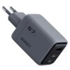 Szara ładowarka sieciowa z dwoma wtykami, posiadająca trzy porty USB na jednym z boków. Na obudowie widoczne są napisy: "67 w" oraz "AUKEY".