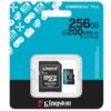 Opakowanie karty pamięci microSDXC o pojemności 256GB z adapterem, z widocznym logo "Kingston Technology" oraz napisami "Canvas Go! Plus", "4K Ultra HD", "200MB/s", "V30 A2". Tło opakowania jest niebieskie z białymi ikonami przedstawiającymi drony, aparat