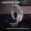 Białe słuchawki nauszne z podświetleniem RGB znajdują się na stojaku, z widocznym napisem "LIGHTSYNC RGB" oraz "8 STREF DOSTOSOWANIA PODŚWIETLENIA". W tle widać fragment ekranu z grą komputerową.
