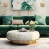 W eleganckim salonie znajduje się zielona sofa z poduszkami, przed którą stoi okrągły stolik z marmurowym blatem i złotą podstawą, na którym umieszczono wazon z białymi kwiatami oraz filiżankę na tacy. Na ścianie wisi obraz z motywem roślinnym, a po obu j