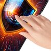 Na zdjęciu widać telefon z nałożoną folią ochronną, na której wyświetlany jest obraz tarczy z efektem świetlnym. Tło jest dynamiczne, z promieniami światła rozchodzącymi się w różnych kierunkach.