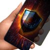 Na zdjęciu widoczny jest telefon z nałożoną folią ochronną, która ma matowe wykończenie i funkcję prywatności, co ilustruje efekt przyciemnienia ekranu. Na ekranie telefonu znajduje się grafika przedstawiająca tarczę z efektem świetlnym, co symbolizuje oc