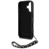 Czarne etui na telefon z wycięciem na aparat, wykonane z materiału o fakturze przypominającej skórę saffiano. Na dole etui widnieje napis "KARL LAGERFELD", a dołączony jest do niego pasek z czarno-srebrnym łańcuszkiem.