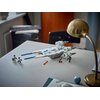 Na zdjęciu znajdują się cztery figurki LEGO przedstawiające postacie z uniwersum Star Wars, każda trzymająca broń. Na dole widoczny jest tekst: "Dzieci mogą tworzyć własne przygody z uniwersum Star Wars: Andor".