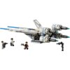 Na zdjęciu znajduje się zestaw klocków LEGO przedstawiający myśliwiec z serii Star Wars oraz cztery figurki postaci. Myśliwiec ma charakterystyczne długie skrzydła i cztery silniki, a figurki są uzbrojone w różne akcesoria.