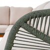 Zbliżenie na fragment zestawu mebli ogrodowych, ukazujące szczegóły plecionki z ciemnozielonego sznurka na oparciu krzesła. W tle widoczna jest jasna tapicerka sofy.