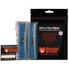 Cztery niebieskie termopady zapakowane w przezroczyste opakowanie znajdują się obok czarnej torebki z napisem "Minus Pad Basic Ultra High Performance Thermal Pad" oraz logo "thermal grizzly". Obok widoczny jest certyfikat z kodem "2505 RJGQ RJGG DSAW" i a