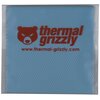 Na zdjęciu widoczny jest niebieski termopad z czerwonym logo i napisem "thermal grizzly" oraz adresem strony internetowej "www.thermal-grizzly.com". Powierzchnia termopadu ma wzór siatki.