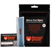 Czarny opakowanie z napisem "Minus Pad Basic Ultra High Performance Thermal Pad" oraz logo "thermal grizzly" w kolorze pomarańczowym, obok znajduje się niebieski termopad w przezroczystym opakowaniu. Na dole widoczny jest certyfikat z napisem "CERTIFICATE