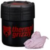 Czarny pojemnik z czerwonym logo i napisem "thermal grizzly" na przedniej stronie, obok którego znajduje się różowa pasta. Pojemnik ma teksturowaną zakrętkę.