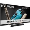 Telewizor z wyświetlaczem QLED, na którym widoczny jest niebieski ptak siedzący na gałęzi, z napisami: "HYUNDAI", "QLED 50"", "android tv" oraz "Dolby Atmos".