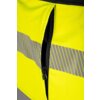 Zbliżenie na fragment żółtej kurtki roboczej z widocznym czarnym zamkiem błyskawicznym oraz szarymi, odblaskowymi paskami. Materiał kurtki ma teksturę i intensywny kolor.