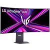 Monitor o zakrzywionym ekranie z wyświetlonym dynamicznym, kolorowym wzorem w odcieniach fioletu i różu, z widocznym logo "LG UltraGear OLED" oraz stylizowanym symbolem "VG" na ekranie. Monitor jest zamontowany na prostokątnej podstawie z otworem.