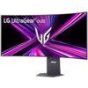 Monitor o zakrzywionym ekranie z wyświetlanym dynamicznym wzorem w odcieniach fioletu i różu, z widocznym logo "LG UltraGear OLED" w lewym górnym rogu. Na środku ekranu znajduje się stylizowany symbol "VG".