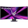 Na zdjęciu znajduje się zakrzywiony monitor z wyświetlaczem OLED, na którym widoczna jest grafika z dynamicznymi, kolorowymi liniami w odcieniach różu, fioletu i bieli. W lewym górnym rogu ekranu widnieje napis "LG UltraGear OLED".