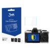 Na zdjęciu znajduje się opakowanie produktu z napisem "3mk Protection hybrid glass Cam Protection™", obok którego widoczny jest aparat fotograficzny z wyświetlaczem pokazującym żółtą tarczę na niebieskim tle. Powyżej aparatu znajduje się przezroczysta pły