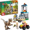 Zestaw LEGO 76957 Jurassic World Ucieczka welociraptora przedstawia scenę z dinozaurem, wieżą strażniczą, pojazdem i dwoma minifigurkami. Na opakowaniu widnieje logo LEGO oraz Jurassic Park, a także oznaczenie wiekowe 4+.