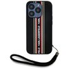 Czarno-czerwone etui na telefon z trzema pionowymi paskami w kolorach beżowym, czerwonym i białym, z napisem "KARL LAGERFELD" wzdłuż środkowego paska. Etui posiada czarny sznurek przymocowany do dolnej części.