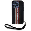 Czarne etui na telefon z trzema pionowymi paskami w kolorach beżowym, czerwonym i białym, z napisem "KARL LAGERFELD" wzdłuż środkowego paska. Etui posiada czarny sznurek przymocowany do dolnej części.
