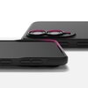 Na zdjęciu widoczne jest czarne etui na telefon z dwoma dużymi otworami na aparaty oraz mniejszym na lampę błyskową. Obok etui znajduje się srebrny telefon z podwójnym aparatem, a na etui widoczny jest napis "RINGKE".