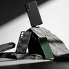 Czarne etui o teksturowanej powierzchni, zaprojektowane dla telefonu Samsung Galaxy S25 Edge, jest pokazane obok telefonu z wyświetlaczem przedstawiającym abstrakcyjny wzór w odcieniach różu. Na etui widoczny jest napis "RINGKE" umieszczony wzdłuż krawędz