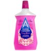 Różowa butelka płynu do mycia podłóg z etykietą zawierającą tekst: "Astonish FLOOR CLEANER Peony Bloom With Dirt Repelling Technology to help prevent further staining". Na etykiecie widoczne są również symbole "Cruelty Free" i "Vegan", a pojemność produkt