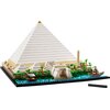 Model LEGO przedstawia Piramidę Cheopsa z otaczającymi ją elementami krajobrazu, takimi jak drzewa, woda i łodzie. Na podstawce znajduje się napis: "The Great Pyramid of Giza".