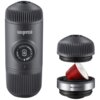 Szary ekspres do kawy z napisem "nanopresso" oraz okrągłym elementem z tekstem "DESIGNED BY WACACO CO. LTD." i "PAT.PEND", obok widoczny adapter z napisem "NS CAPSULES ADAPTER" oraz czerwoną kapsułką.