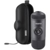 Szary ekspres do kawy Nanopresso z widocznym napisem "nanopresso" oraz etui z napisem "WACACO". Ekspres ma cylindryczny kształt z żebrowanymi końcami, a etui jest czarne z zamkiem błyskawicznym.