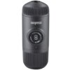 Szary ekspres do kawy o cylindrycznym kształcie z widocznym napisem "nanopresso" oraz okrągłym elementem z napisem "DESIGNED BY WACACO Co. Ltd" i oznaczeniami "Unlocked" oraz "Locked". Produkt posiada żebrowane wykończenia na górze i dole.