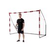 Bramka do piłki ręcznej QUICKPLAY o wymiarach 300 x 200 x 106,68 cm z czerwono-białymi słupkami i siatką. Obok bramki stoi osoba trzymająca piłkę.