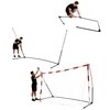 Na zdjęciu przedstawiono proces montażu bramki do piłki ręcznej QUICKPLAY o wymiarach 300 x 200 x 106,68 cm. Widoczne są trzy etapy składania konstrukcji, a na bramce znajduje się siatka oraz czerwono-białe oznaczenia.
