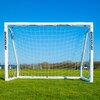 Bramka do piłki nożnej QUICKPLAY Q-Fold Goal o wymiarach 180 x 120 cm stoi na zielonym trawniku, z niebieskim niebem w tle. Na słupkach bramki widoczne jest logo "QUICKPLAY".