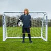 Bramka do piłki nożnej QUICKPLAY Q-Fold Goal o wymiarach 180 x 120 cm stoi na zielonym trawniku. Na słupkach bramki widoczne jest logo "QUICKPLAY".