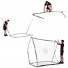 Na zdjęciu widoczny jest proces montażu trenażera do piłki nożnej QUICKPLAY Spot Rebounder o wymiarach 210 x 210 cm, przedstawiony w trzech etapach: składanie ramy, ustawianie konstrukcji oraz montaż siatki. Produkt jest prezentowany na białym tle, a na s