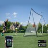 Na zdjęciu znajduje się trenażer do piłki nożnej QUICKPLAY Spot Rebounder o wymiarach 210 x 210 cm ustawiony na boisku, z piłką odbijającą się od siatki. W dolnym rogu widoczny jest telefon z aplikacją "eCOACH" oraz ikony sklepów Google Play i App Store.