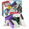 Zestaw Tech Deck Nyjah Skatepark składa się z miniaturowego skateparku z rampą, schodami i poręczą, a także małej deskorolki. Na opakowaniu widnieje napis "Tech Deck Nyjah Skatepark" oraz grafika przedstawiająca skatepark i deskorolkę.