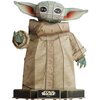 Trójwymiarowy model przedstawia postać z dużymi uszami i zieloną skórą, ubraną w beżowy strój, stojącą na podstawce z napisem "Star Wars Grogu™". Model składa się z wielu elementów, które tworzą szczegółową strukturę postaci.