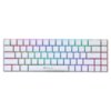 Biała klawiatura mechaniczna z podświetleniem RGB, posiadająca standardowy układ klawiszy QWERTY oraz logo "XTRIKE ME" na dolnej części. Klawisze są oznaczone czytelnymi literami i symbolami, a wokół nich widoczne jest kolorowe podświetlenie.