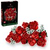 Na zdjęciu widoczny jest zestaw klocków LEGO przedstawiający bukiet czerwonych róż z białymi kwiatkami, a obok znajduje się pudełko z napisem "Botanical Collection Bouquet of Roses". Na pudełku widnieje logo LEGO oraz oznaczenia "18+", "10328", "822 pcs/p