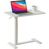 Biały stolik pod laptopa z regulowaną wysokością, na którym znajduje się otwarty laptop z kolorowym ekranem oraz biała filiżanka. Stolik ma prostokątny blat i stabilną podstawę.
