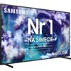 Telewizor z wyświetlaczem prezentującym abstrakcyjne, kolorowe wzory w odcieniach niebieskiego, fioletowego i białego, z widocznym tekstem: "SAMSUNG Nr 1 NA ŚWIECIE Najczęściej kupowane telewizory od 19 lat Neo QLED 8K".