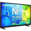 Telewizor z kolorowym ekranem wyświetlającym napis "SAMSUNG Nr 1 NA ŚWIECIE" oraz "Najczęściej kupowane telewizory od 19 lat" i "Full HD TV". Tło ekranu jest w odcieniach niebieskiego i zielonego z widocznymi bąbelkami.