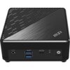 Czarny komputer MSI z widocznym logo na górnej części obudowy, posiadający teksturowaną powierzchnię. Na przednim panelu znajdują się dwa porty USB, jeden port USB-C, gniazdo audio oraz przycisk zasilania.