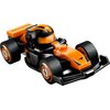 Na zdjęciu znajduje się model bolidu F1 z klocków LEGO, w kolorach pomarańczowym i czarnym, z widocznym logo "McLaren" na tylnej części pojazdu. Na kasku kierowcy oraz na przodzie bolidu widnieje napis "LEGO".