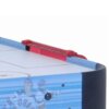 Na zdjęciu widoczny jest fragment stołu do cymbergaja z niebieskim i czerwonym wykończeniem oraz licznik punktów w kolorze czerwonym. Na boku stołu znajduje się grafika przedstawiająca postacie w strojach hokejowych.