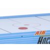 Stół do cymbergaja z białą powierzchnią do gry, na której znajduje się czerwony krążek, oraz niebieską obudową z widocznym napisem "AIR HOCKEY".