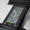 Zbliżenie na wyświetlacz roweru magnetycznego, na którym widoczne są cyfry i symbole, takie jak "0.0 km/h", "distance 0.0", oraz ikony dotyczące prędkości i dystansu. Na dole ekranu znajduje się tekst "TARGET" oraz przyciski funkcyjne.