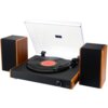 Gramofon z drewnianymi elementami obudowy, z przezroczystą pokrywą, na której znajduje się czarny winyl z czerwonym środkiem; obok znajdują się dwa głośniki. Na froncie gramofonu widoczny jest napis "ADLER".