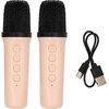 Na zdjęciu znajdują się dwa mikrofony z czarnymi siatkowymi osłonami i jasnymi uchwytami z przyciskami oraz czarny kabel USB z końcówkami USB-A i USB-C. Na uchwytach mikrofonów widoczne są przyciski: włączania, zwiększania i zmniejszania głośności oraz wy